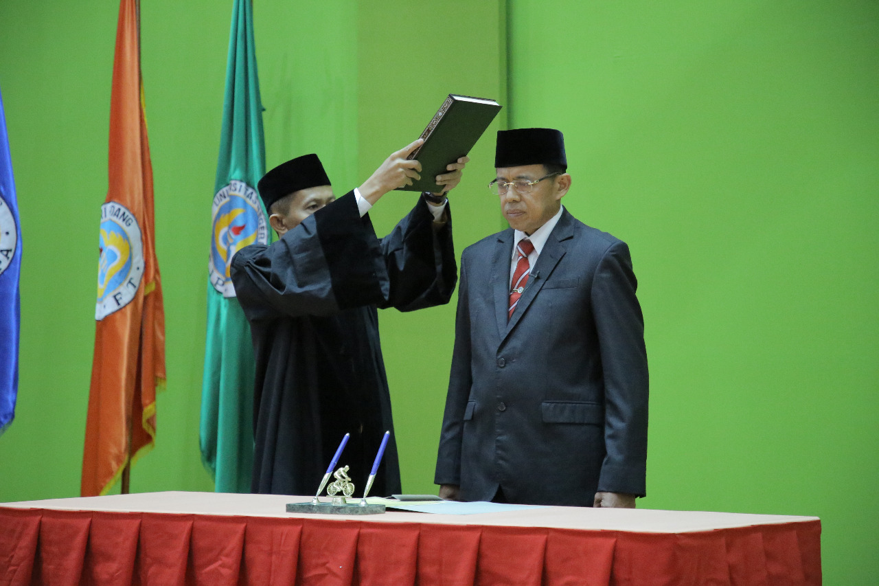 Pengambilan sumpah jabatan rektor Universitas Negeri Padang (UNP),Prof Ganefri Ph.D periode 2020- 2024 yang dilaksanakn secara online Vidcon di auditorium UNP, Kamis ( 04/05 ).